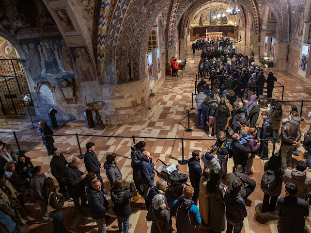 Ostensione delle spoglie mortali di San Francesco, chiusa la prima giornata: numeri da record (foto) 20 Ostensione delle spoglie mortali di San Francesco, chiusa la prima giornata: numeri da record (foto) 19