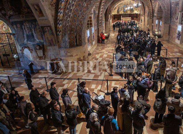 Ostensione delle spoglie mortali di San Francesco, chiusa la prima giornata: numeri da record (foto) 2 Ostensione delle spoglie mortali di San Francesco, chiusa la prima giornata: numeri da record (foto) 1