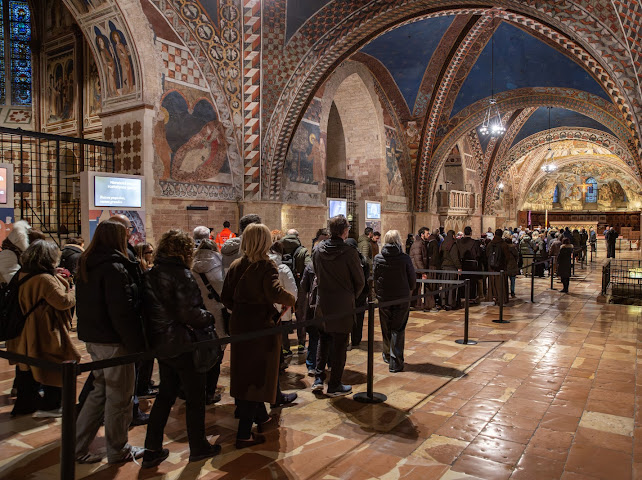 Ostensione delle spoglie mortali di San Francesco, chiusa la prima giornata: numeri da record (foto) 22 Ostensione delle spoglie mortali di San Francesco, chiusa la prima giornata: numeri da record (foto) 21