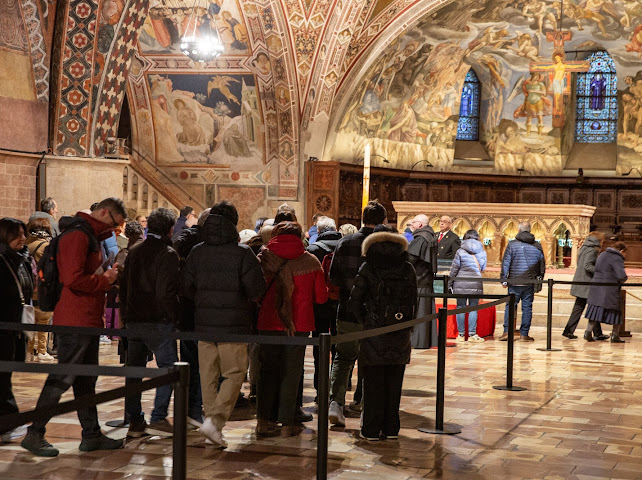 Ostensione delle spoglie mortali di San Francesco, chiusa la prima giornata: numeri da record (foto) 24 Ostensione delle spoglie mortali di San Francesco, chiusa la prima giornata: numeri da record (foto) 23