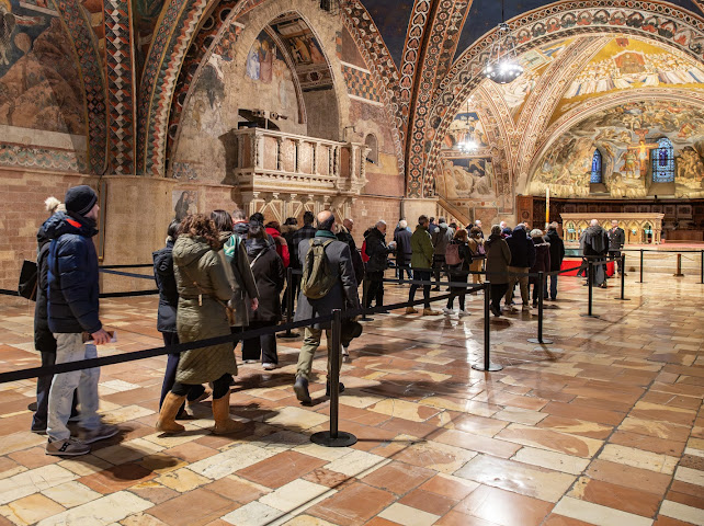 Ostensione delle spoglie mortali di San Francesco, chiusa la prima giornata: numeri da record (foto) 26 Ostensione delle spoglie mortali di San Francesco, chiusa la prima giornata: numeri da record (foto) 25