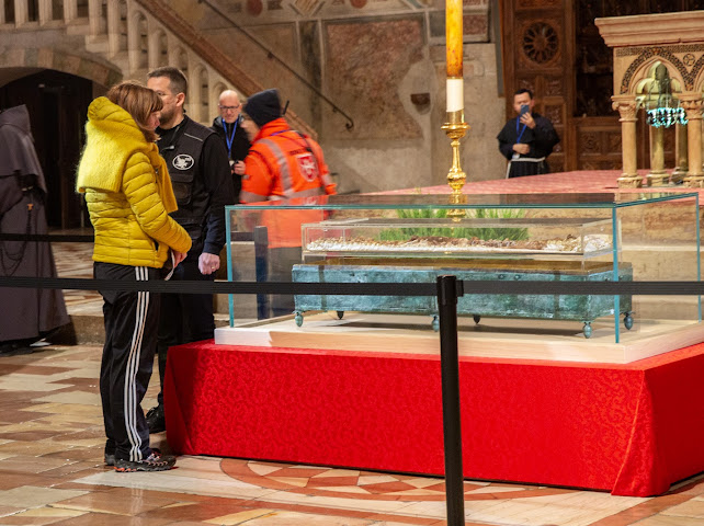 Ostensione delle spoglie mortali di San Francesco, chiusa la prima giornata: numeri da record (foto) 28 Ostensione delle spoglie mortali di San Francesco, chiusa la prima giornata: numeri da record (foto) 27