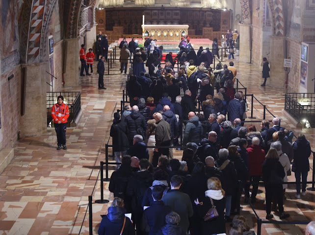 Ostensione delle spoglie mortali di San Francesco, chiusa la prima giornata: numeri da record (foto) 34 Ostensione delle spoglie mortali di San Francesco, chiusa la prima giornata: numeri da record (foto) 33