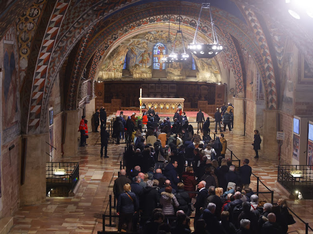 Ostensione delle spoglie mortali di San Francesco, chiusa la prima giornata: numeri da record (foto) 36 Ostensione delle spoglie mortali di San Francesco, chiusa la prima giornata: numeri da record (foto) 35