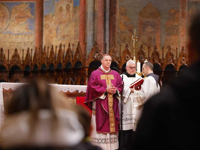 Ostensione delle spoglie mortali di San Francesco, chiusa la prima giornata: numeri da record (foto) 44 Ostensione delle spoglie mortali di San Francesco, chiusa la prima giornata: numeri da record (foto) 43