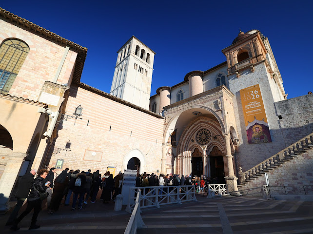 Ostensione delle spoglie mortali di San Francesco, chiusa la prima giornata: numeri da record (foto) 50 Ostensione delle spoglie mortali di San Francesco, chiusa la prima giornata: numeri da record (foto) 49