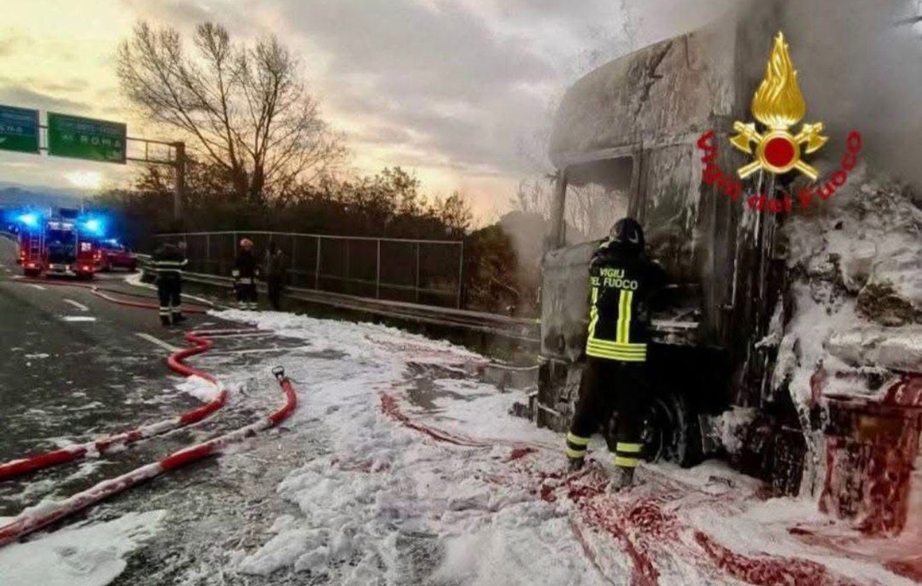Camion in fiamme prima della galleria di Piscille: traffico in tilt sul raccordo Perugia-Bettolle 11