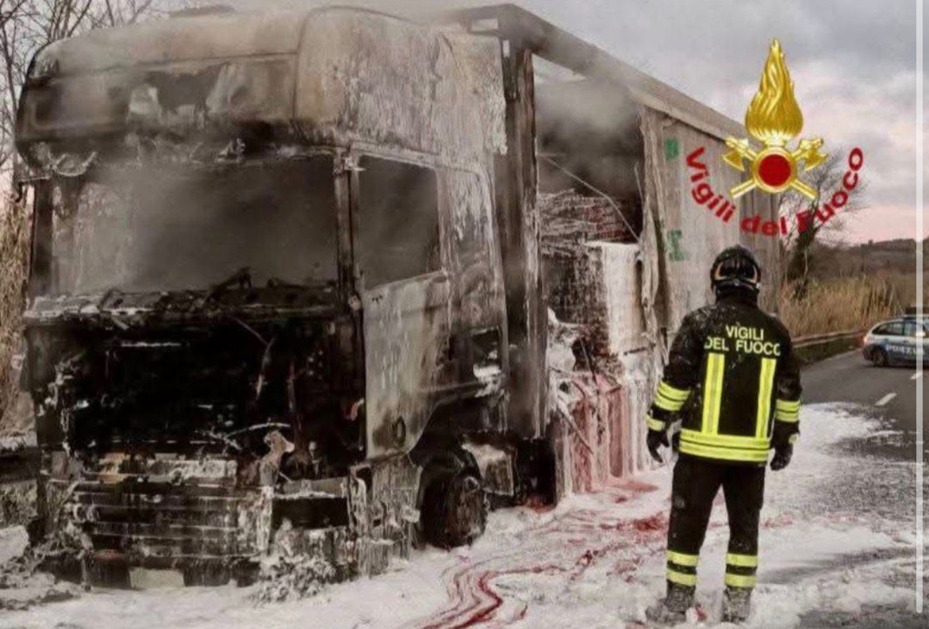 Camion in fiamme prima della galleria di Piscille: traffico in tilt sul raccordo Perugia-Bettolle 13