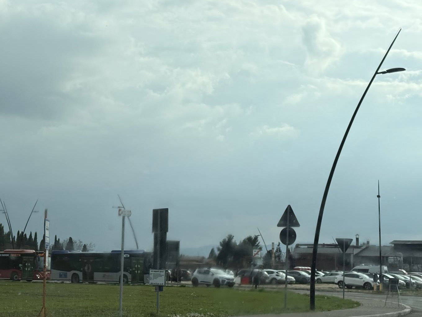 Assisi invasa dai pellegrini per l’ostensione di San Francesco: traffico nel caos nell’area del Vescovado (foto) 26 Assisi invasa dai pellegrini per l’ostensione di San Francesco: traffico nel caos nell’area del Vescovado (foto) 25
