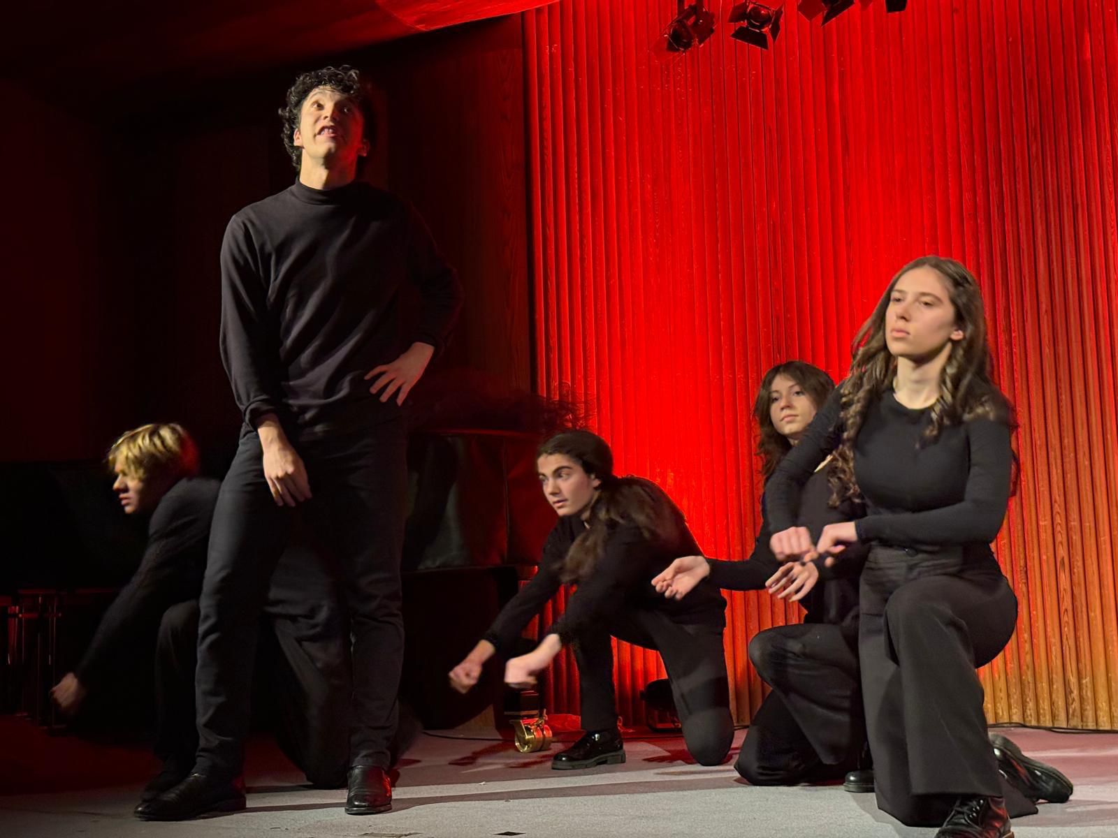 Grande successo a Terni per il Dantedì con gli studenti in scena 8 Grande successo a Terni per il Dantedì con gli studenti in scena 7