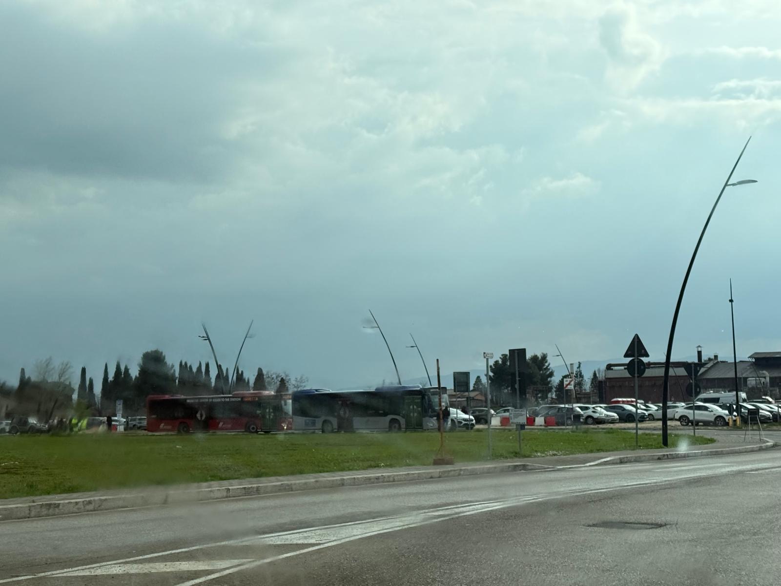 Assisi invasa dai pellegrini per l’ostensione di San Francesco: traffico nel caos nell’area del Vescovado (foto) 24 Assisi invasa dai pellegrini per l’ostensione di San Francesco: traffico nel caos nell’area del Vescovado (foto) 23