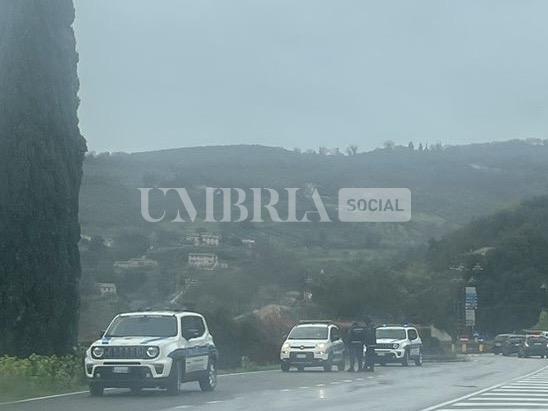 Traffico in tilt ad Assisi, Santa Maria degli Angeli paralizzata. Fasulo attacca: “Inaccettabile” (foto) 4 Traffico in tilt ad Assisi, Santa Maria degli Angeli paralizzata. Fasulo attacca: “Inaccettabile” (foto) 3