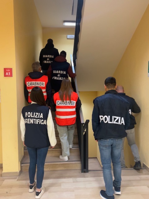 Polizia di Stato di Perugia: sicurezza e decoro negli ospedali, operazione interforze contro i bivacchi abusivi (foto) 4 Polizia di Stato di Perugia: sicurezza e decoro negli ospedali, operazione interforze contro i bivacchi abusivi (foto) 3