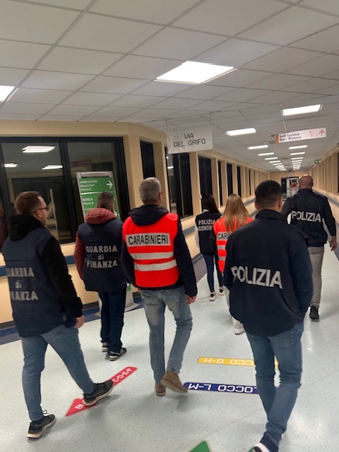 Polizia di Stato di Perugia: sicurezza e decoro negli ospedali, operazione interforze contro i bivacchi abusivi (foto) 6 Polizia di Stato di Perugia: sicurezza e decoro negli ospedali, operazione interforze contro i bivacchi abusivi (foto) 5
