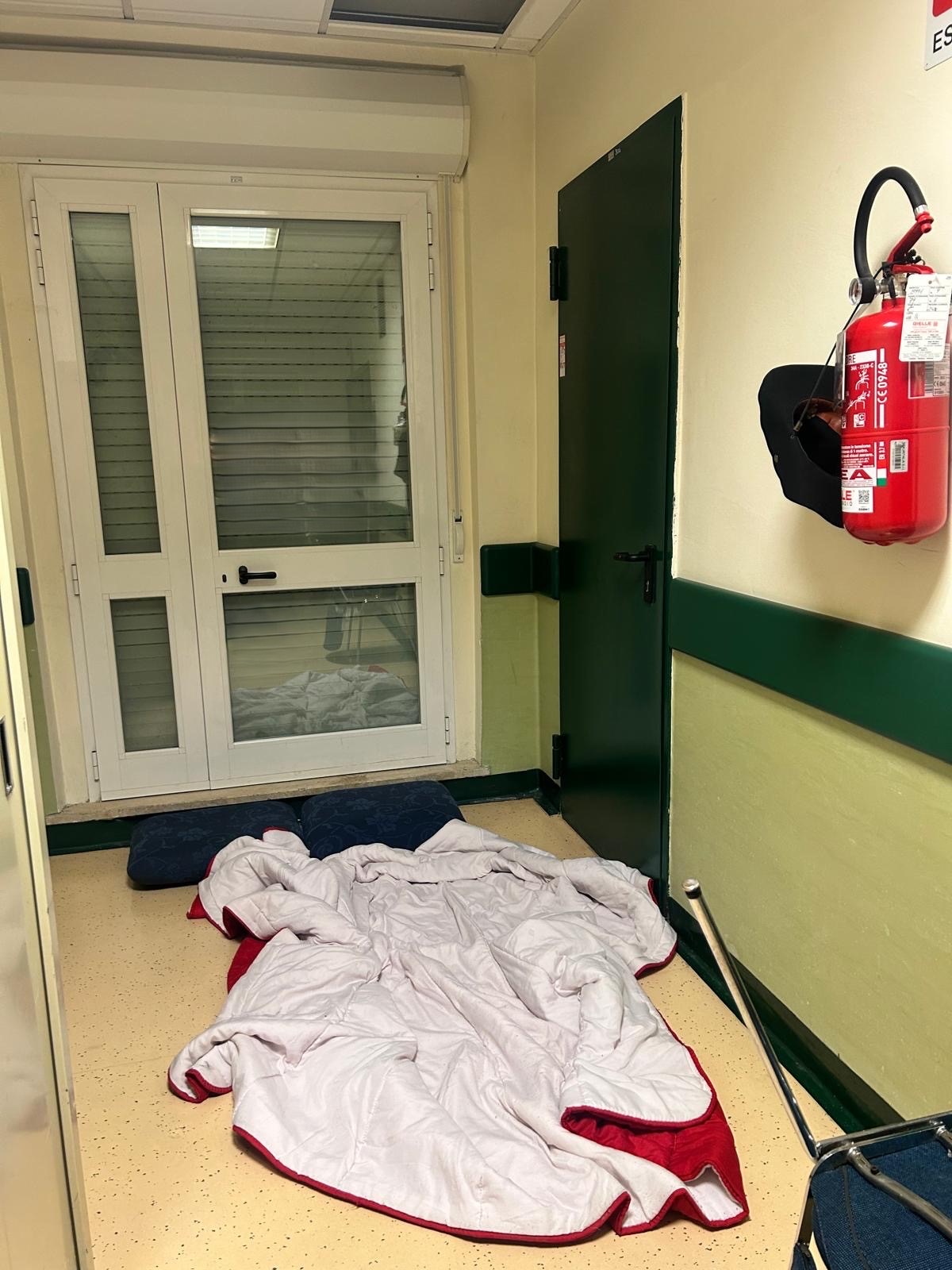 Polizia di Stato di Perugia: sicurezza e decoro negli ospedali, operazione interforze contro i bivacchi abusivi (foto) 10 Polizia di Stato di Perugia: sicurezza e decoro negli ospedali, operazione interforze contro i bivacchi abusivi (foto) 9