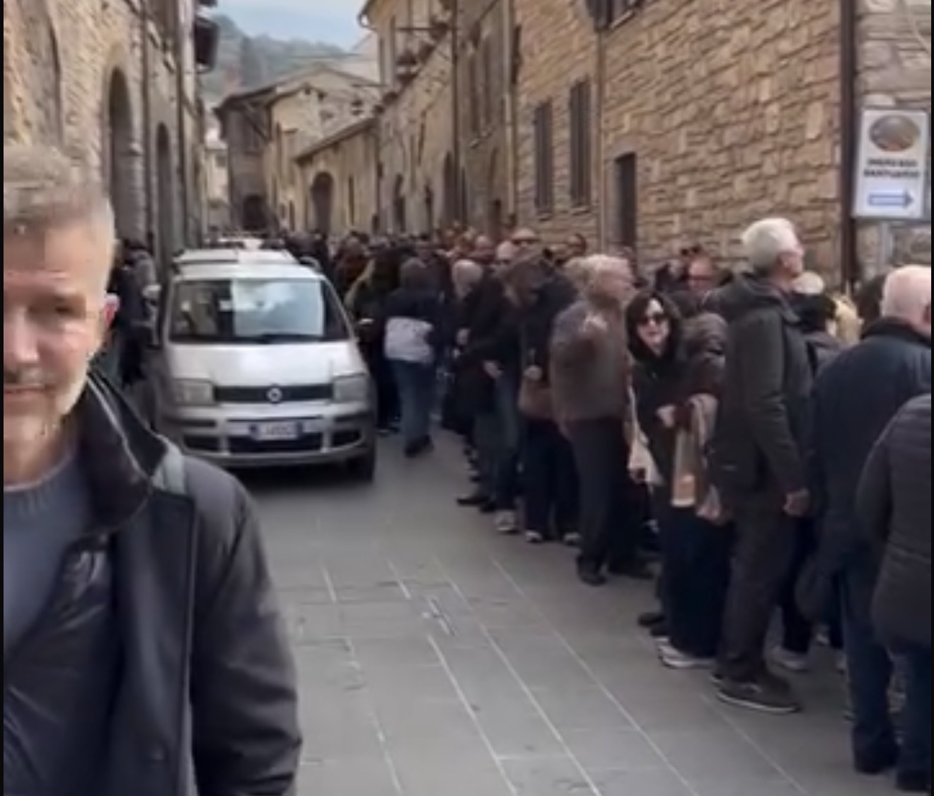 Assisi invasa dai pellegrini per l’ostensione di San Francesco: traffico nel caos nell’area del Vescovado (foto) 16 Assisi invasa dai pellegrini per l’ostensione di San Francesco: traffico nel caos nell’area del Vescovado (foto) 15