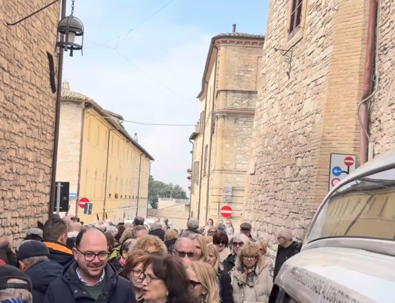 Assisi invasa dai pellegrini per l’ostensione di San Francesco: traffico nel caos nell’area del Vescovado (foto) 4 Assisi invasa dai pellegrini per l’ostensione di San Francesco: traffico nel caos nell’area del Vescovado (foto) 3