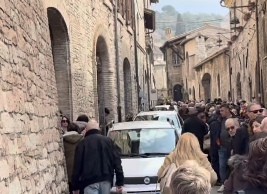 Assisi invasa dai pellegrini per l’ostensione di San Francesco: traffico nel caos nell’area del Vescovado (foto) 6 Assisi invasa dai pellegrini per l’ostensione di San Francesco: traffico nel caos nell’area del Vescovado (foto) 5