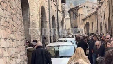 Assisi invasa dai pellegrini per l’ostensione di San Francesco: traffico nel caos nell’area del Vescovado (foto) 29