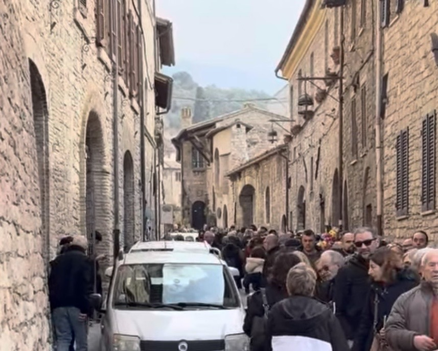 Assisi invasa dai pellegrini per l’ostensione di San Francesco: traffico nel caos nell’area del Vescovado (foto) 8 Assisi invasa dai pellegrini per l’ostensione di San Francesco: traffico nel caos nell’area del Vescovado (foto) 7