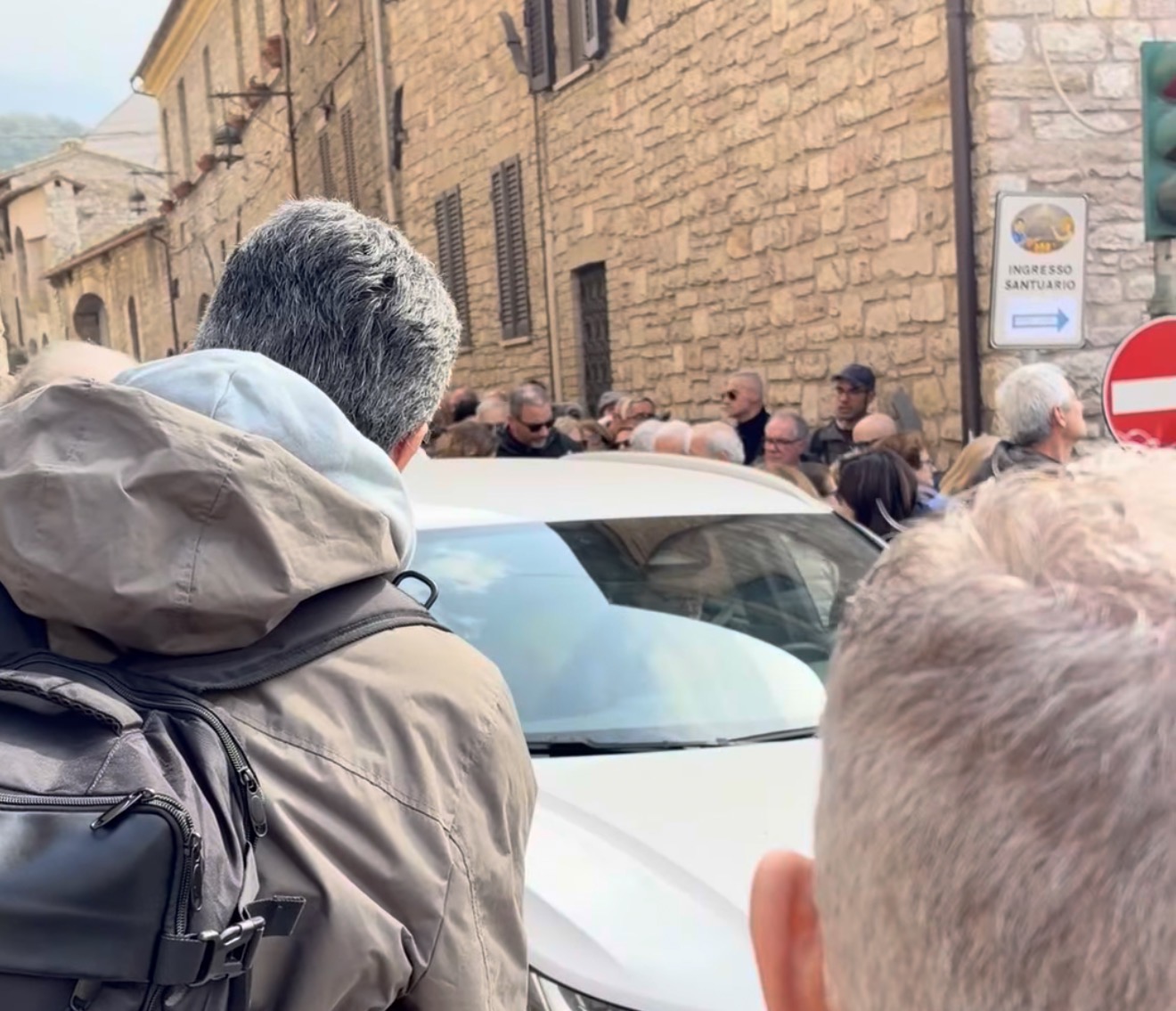 Assisi invasa dai pellegrini per l’ostensione di San Francesco: traffico nel caos nell’area del Vescovado (foto) 12 Assisi invasa dai pellegrini per l’ostensione di San Francesco: traffico nel caos nell’area del Vescovado (foto) 11