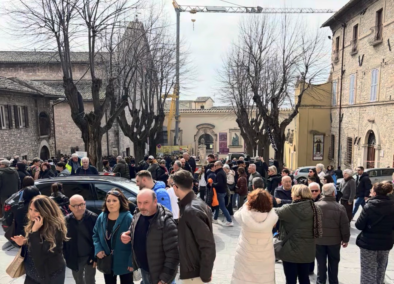 Assisi invasa dai pellegrini per l’ostensione di San Francesco: traffico nel caos nell’area del Vescovado (foto) 10 Assisi invasa dai pellegrini per l’ostensione di San Francesco: traffico nel caos nell’area del Vescovado (foto) 9