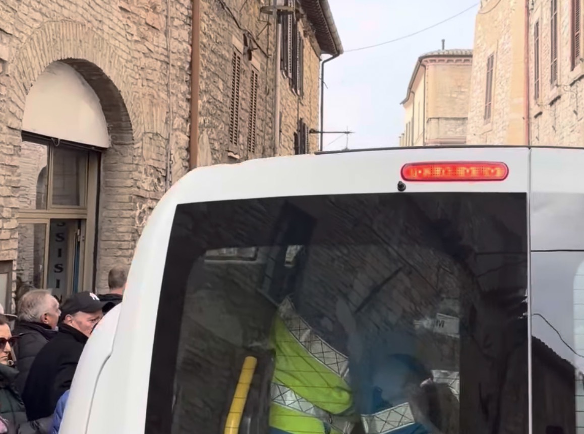 Assisi invasa dai pellegrini per l’ostensione di San Francesco: traffico nel caos nell’area del Vescovado (foto) 14 Assisi invasa dai pellegrini per l’ostensione di San Francesco: traffico nel caos nell’area del Vescovado (foto) 13