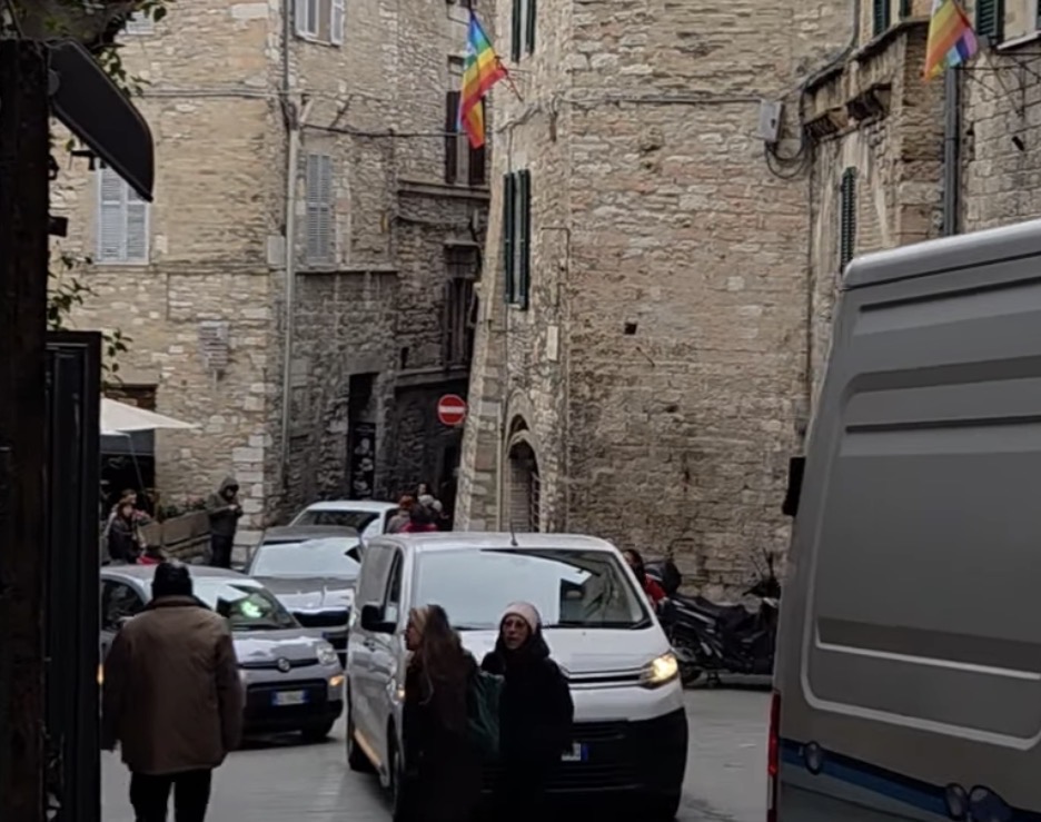 Assisi invasa dai pellegrini per l’ostensione di San Francesco: traffico nel caos nell’area del Vescovado (foto) 32 Assisi invasa dai pellegrini per l’ostensione di San Francesco: traffico nel caos nell’area del Vescovado (foto) 31