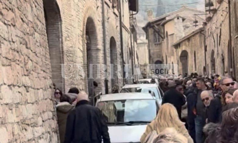 Traffico in tilt ad Assisi, Santa Maria degli Angeli paralizzata. Fasulo attacca: “Inaccettabile” (foto) 2 Traffico in tilt ad Assisi, Santa Maria degli Angeli paralizzata. Fasulo attacca: “Inaccettabile” (foto) 1