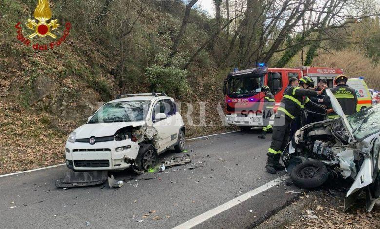 Perugia, incidente frontale in Strada Ponte D’Oddi: tre persone estratte dalle lamiere (foto) 2 Perugia, incidente frontale in Strada Ponte D’Oddi: tre persone estratte dalle lamiere (foto) 1