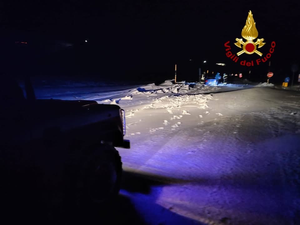 Auto bloccata dalla neve a Castelluccio, salvato un 30enne dopo ore di intervento (foto) 4 Auto bloccata dalla neve a Castelluccio, salvato un 30enne dopo ore di intervento (foto) 3