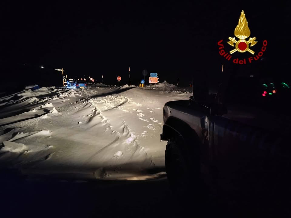 Auto bloccata dalla neve a Castelluccio, salvato un 30enne dopo ore di intervento (foto) 6 Auto bloccata dalla neve a Castelluccio, salvato un 30enne dopo ore di intervento (foto) 5