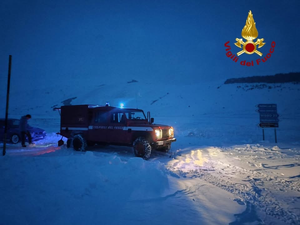 Auto bloccata dalla neve a Castelluccio, salvato un 30enne dopo ore di intervento (foto) 8 Auto bloccata dalla neve a Castelluccio, salvato un 30enne dopo ore di intervento (foto) 7
