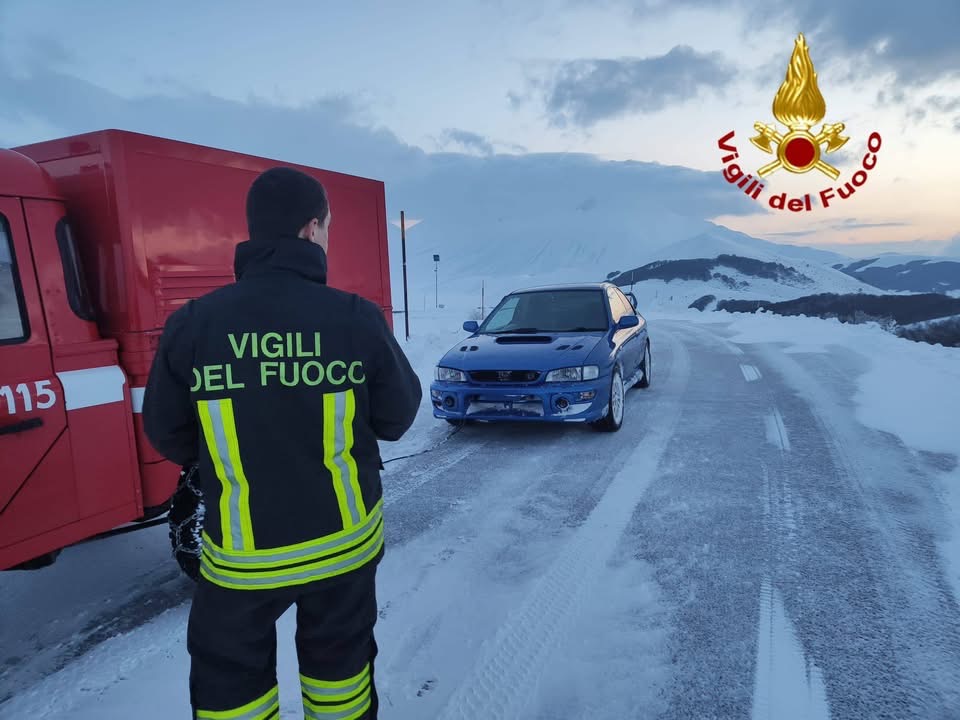Auto bloccata dalla neve a Castelluccio, salvato un 30enne dopo ore di intervento (foto) 10 Auto bloccata dalla neve a Castelluccio, salvato un 30enne dopo ore di intervento (foto) 9