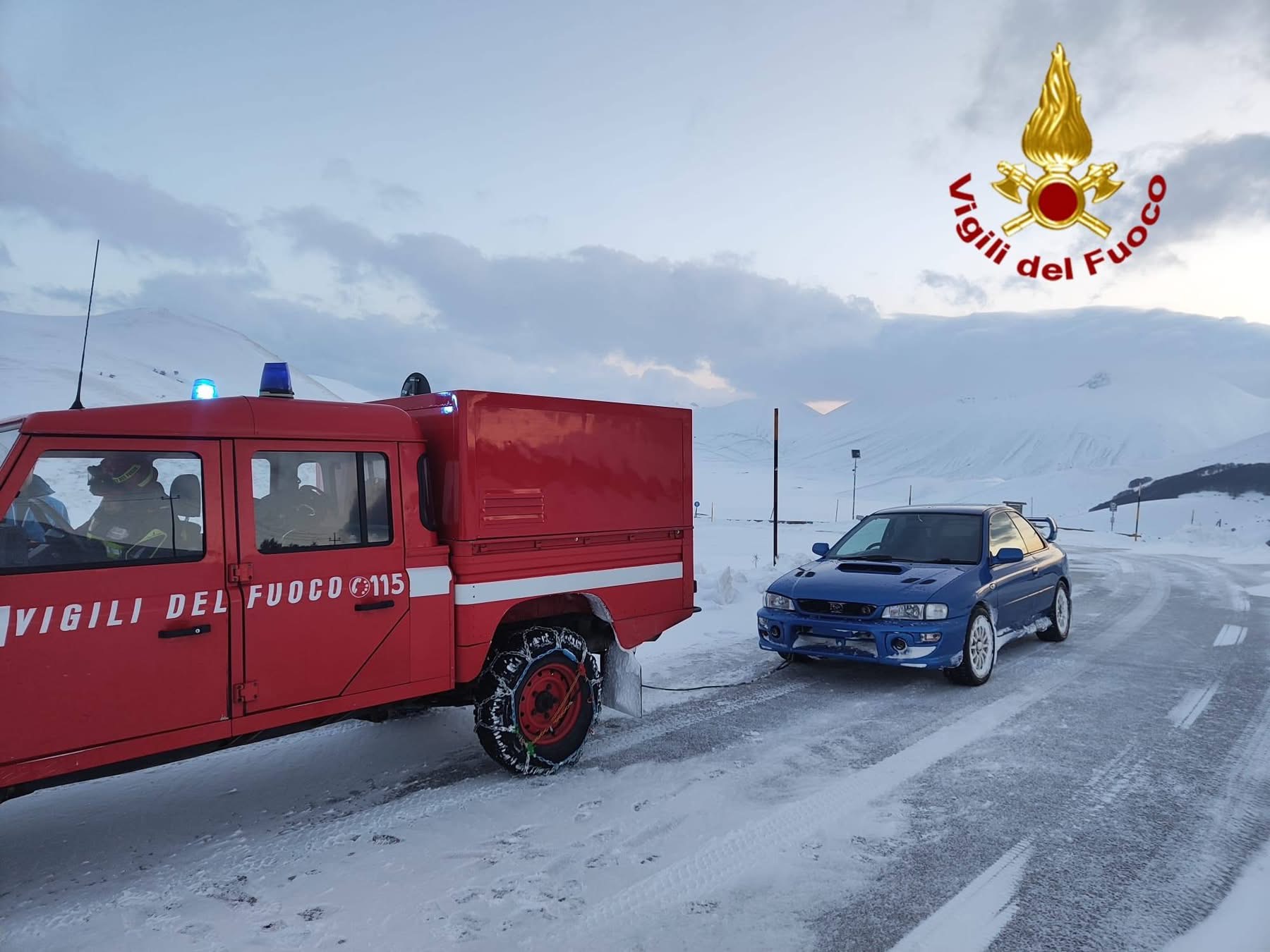Auto bloccata dalla neve a Castelluccio, salvato un 30enne dopo ore di intervento (foto) 12 Auto bloccata dalla neve a Castelluccio, salvato un 30enne dopo ore di intervento (foto) 11