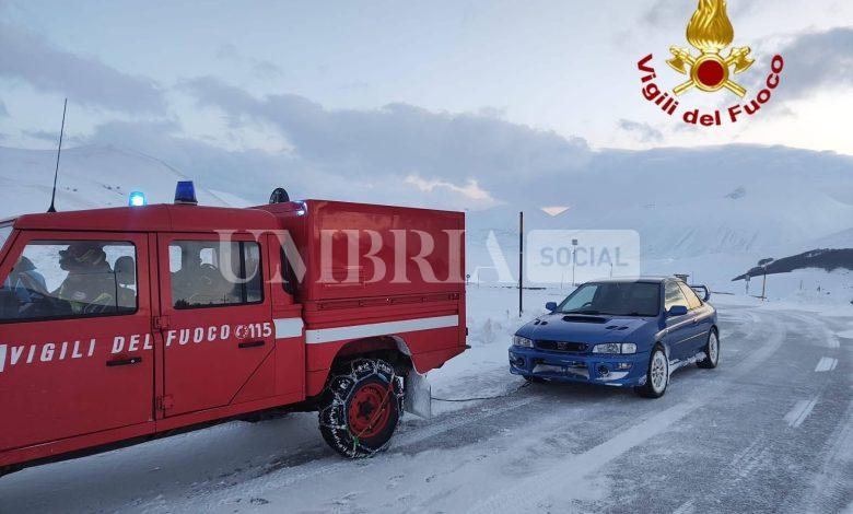 Auto bloccata dalla neve a Castelluccio, salvato un 30enne dopo ore di intervento (foto) 2 Auto bloccata dalla neve a Castelluccio, salvato un 30enne dopo ore di intervento (foto) 1