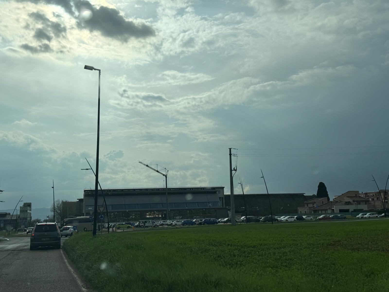 Assisi invasa dai pellegrini per l’ostensione di San Francesco: traffico nel caos nell’area del Vescovado (foto) 20 Assisi invasa dai pellegrini per l’ostensione di San Francesco: traffico nel caos nell’area del Vescovado (foto) 19