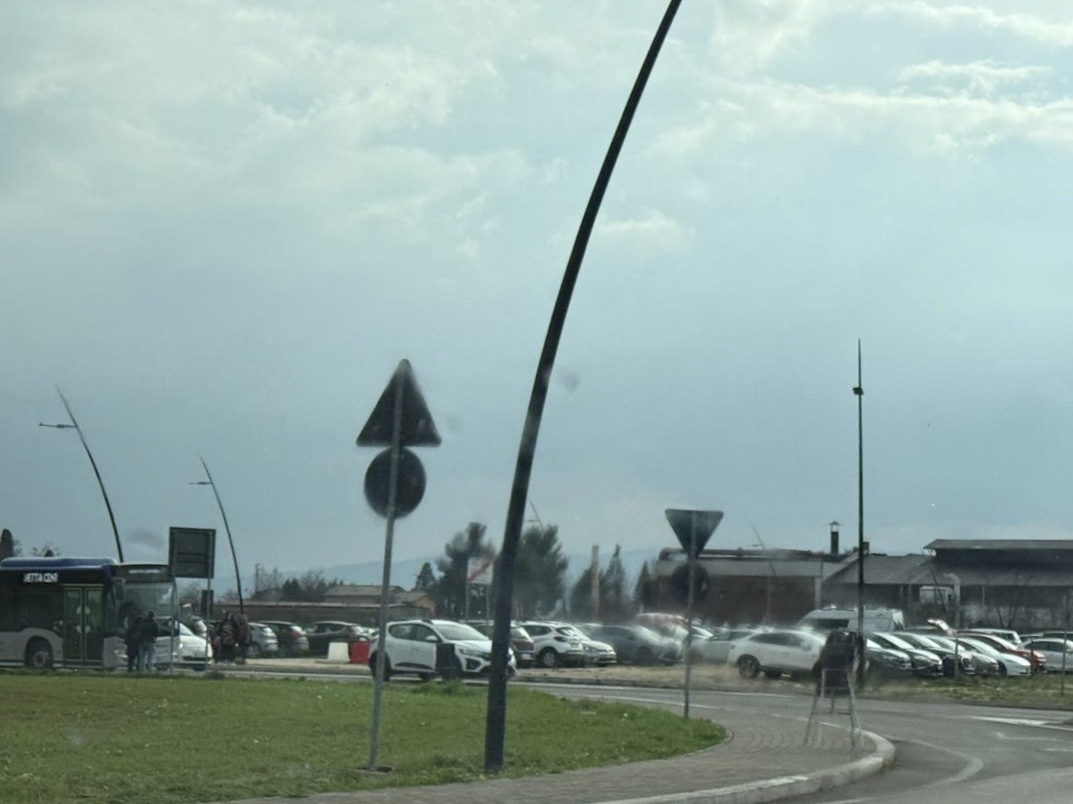 Assisi invasa dai pellegrini per l’ostensione di San Francesco: traffico nel caos nell’area del Vescovado (foto) 28 Assisi invasa dai pellegrini per l’ostensione di San Francesco: traffico nel caos nell’area del Vescovado (foto) 27