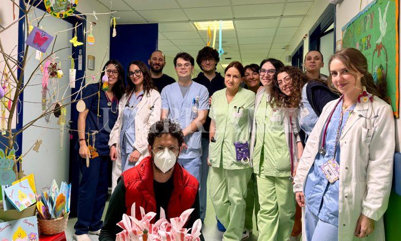 Un albero di Pasqua per rinascere insieme: sorrisi e solidarietà in Pediatria a Perugia (foto) 2 Un albero di Pasqua per rinascere insieme: sorrisi e solidarietà in Pediatria a Perugia (foto) 1