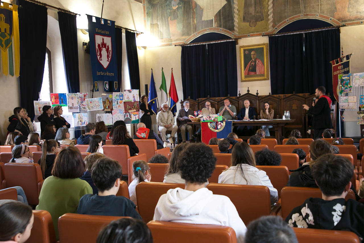 Calendimaggio e Premio Lampone 2026, trionfano le scuole: ad Assisi premiata la creatività dei più giovani (foto) 17