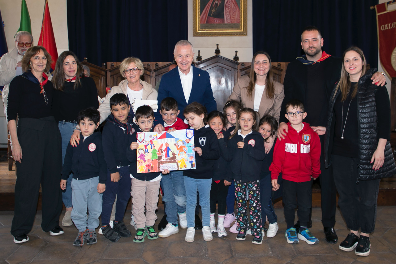 Calendimaggio e Premio Lampone 2026, trionfano le scuole: ad Assisi premiata la creatività dei più giovani (foto) 37