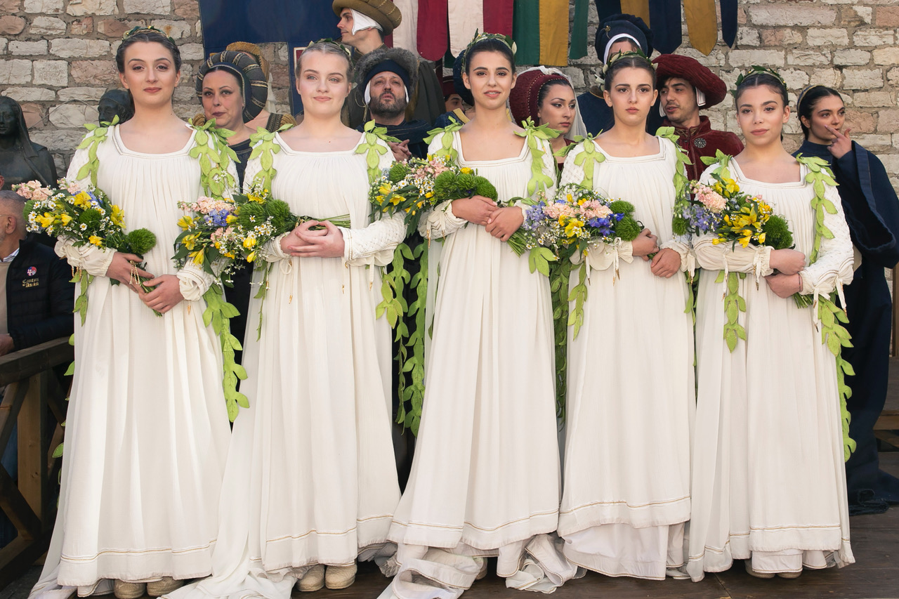 Calendimaggio di Assisi, svelate le Madonne Primavera: al via la Festa (foto+video) 9 Calendimaggio di Assisi, svelate le Madonne Primavera: al via la Festa (foto+video) 8