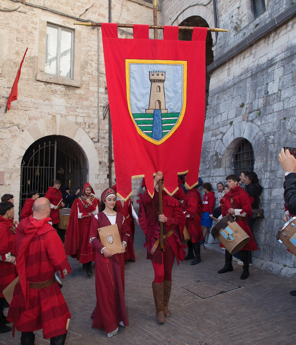 Calendimaggio di Assisi, svelate le Madonne Primavera: al via la Festa (foto+video) 11 Calendimaggio di Assisi, svelate le Madonne Primavera: al via la Festa (foto+video) 10
