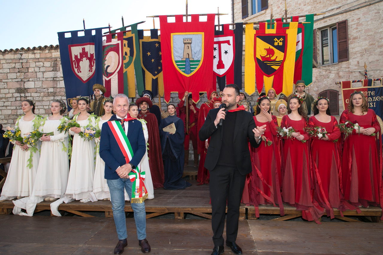 Calendimaggio di Assisi, svelate le Madonne Primavera: al via la Festa (foto+video) 15 Calendimaggio di Assisi, svelate le Madonne Primavera: al via la Festa (foto+video) 14