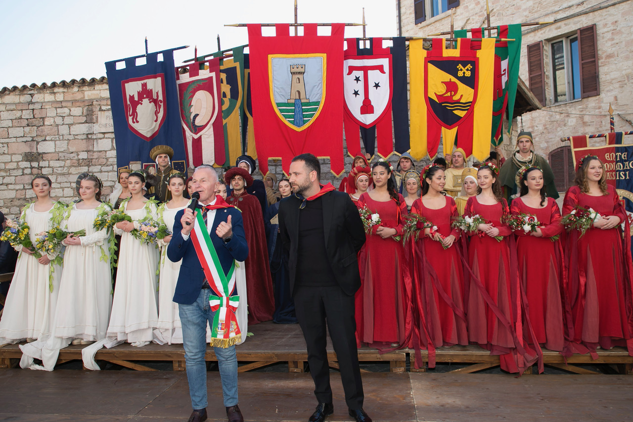 Calendimaggio di Assisi, svelate le Madonne Primavera: al via la Festa (foto+video) 17 Calendimaggio di Assisi, svelate le Madonne Primavera: al via la Festa (foto+video) 16