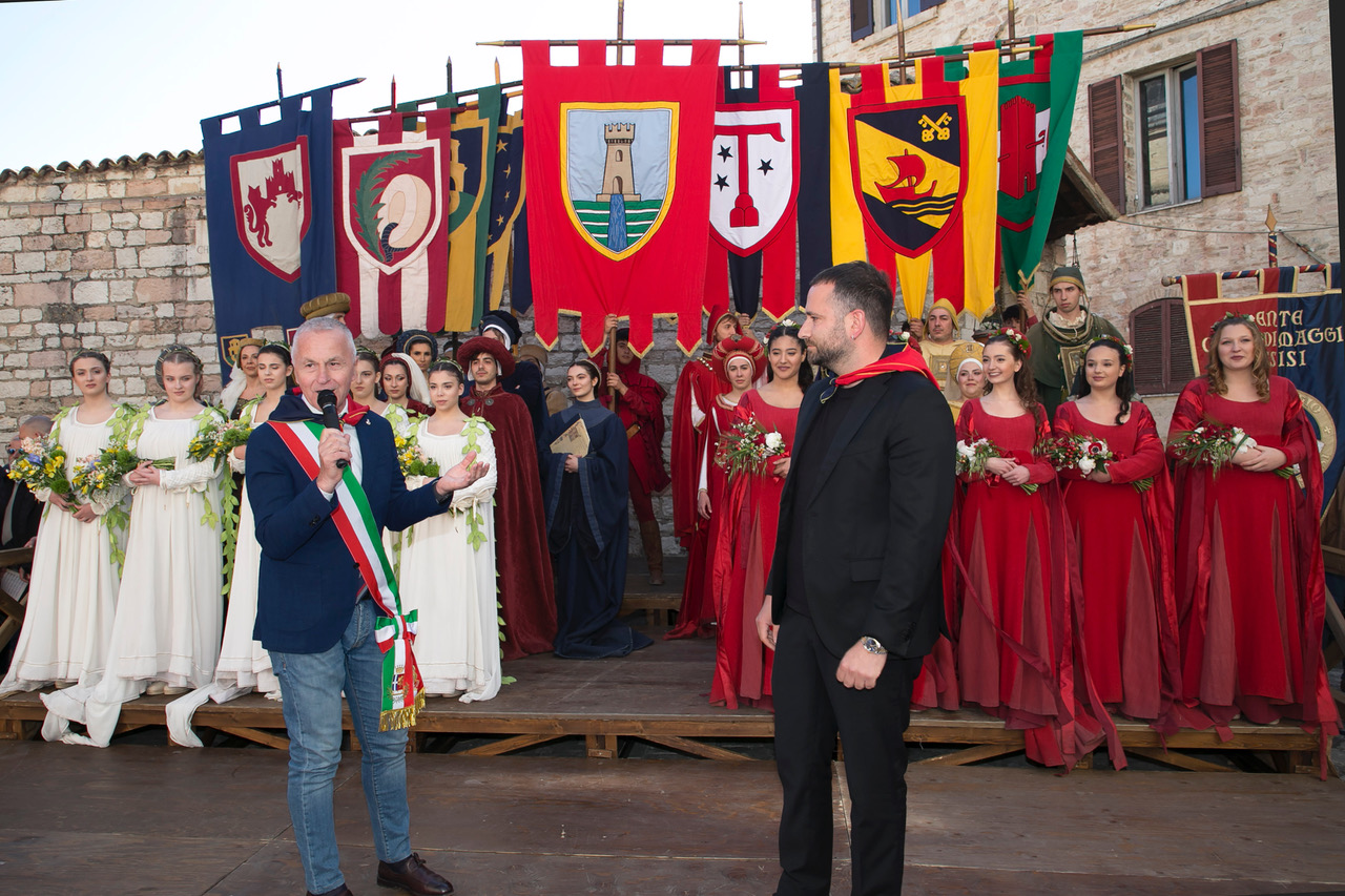 Calendimaggio di Assisi, svelate le Madonne Primavera: al via la Festa (foto+video) 19 Calendimaggio di Assisi, svelate le Madonne Primavera: al via la Festa (foto+video) 18