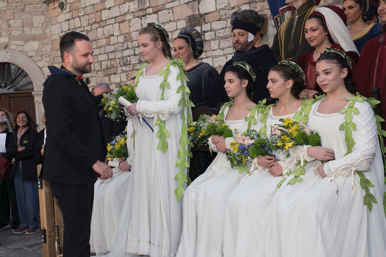 Calendimaggio di Assisi, svelate le Madonne Primavera: al via la Festa (foto+video) 23 Calendimaggio di Assisi, svelate le Madonne Primavera: al via la Festa (foto+video) 22