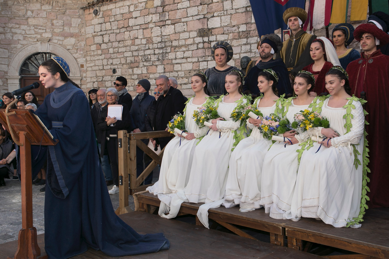 Calendimaggio di Assisi, svelate le Madonne Primavera: al via la Festa (foto+video) 25 Calendimaggio di Assisi, svelate le Madonne Primavera: al via la Festa (foto+video) 24