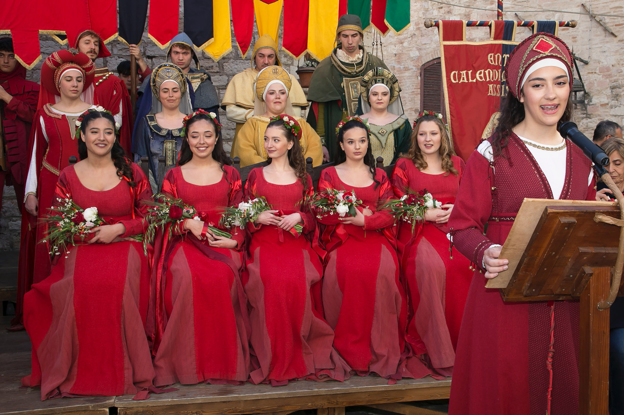 Calendimaggio di Assisi, svelate le Madonne Primavera: al via la Festa (foto+video) 27 Calendimaggio di Assisi, svelate le Madonne Primavera: al via la Festa (foto+video) 26
