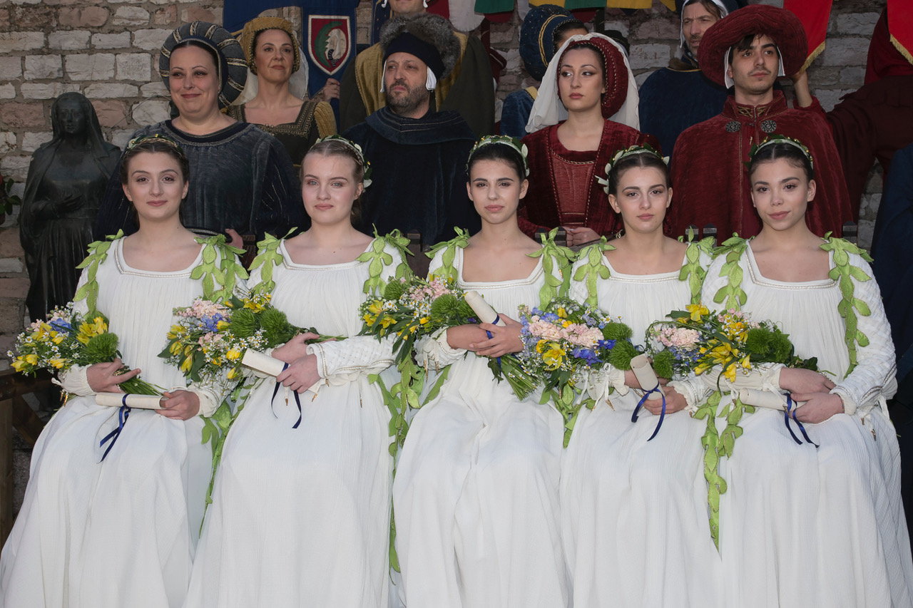 Calendimaggio di Assisi, svelate le Madonne Primavera: al via la Festa (foto+video) 31 Calendimaggio di Assisi, svelate le Madonne Primavera: al via la Festa (foto+video) 30